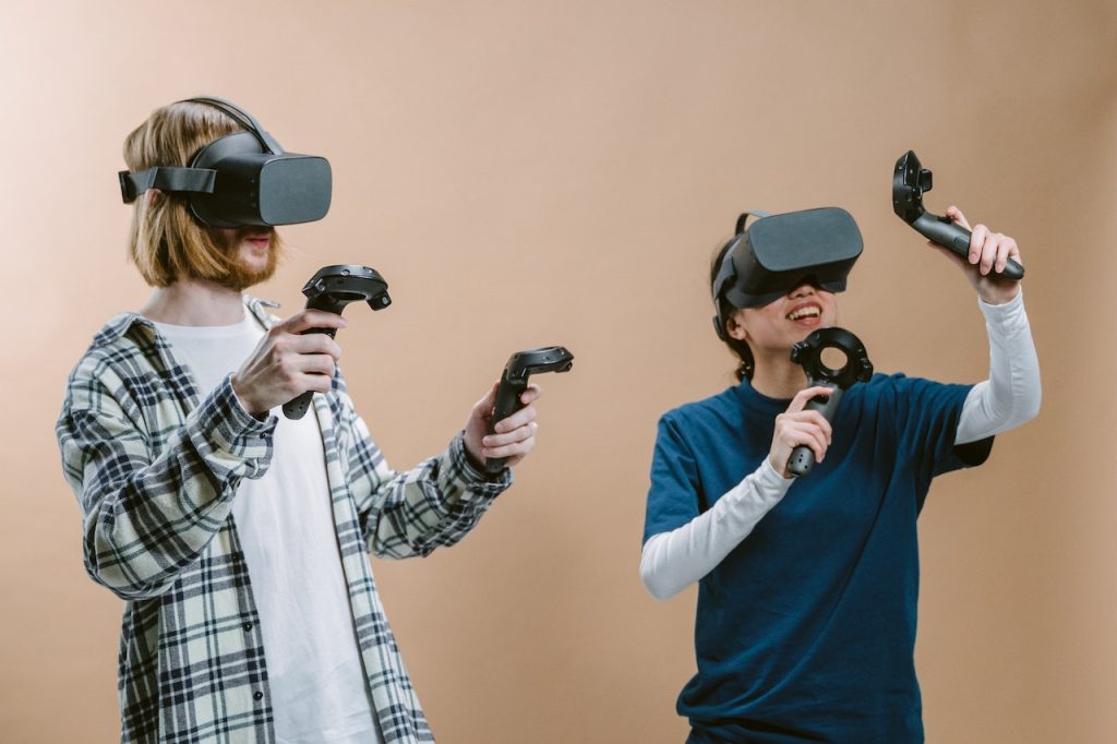 Advantages and Disadvantages of Virtual Reality