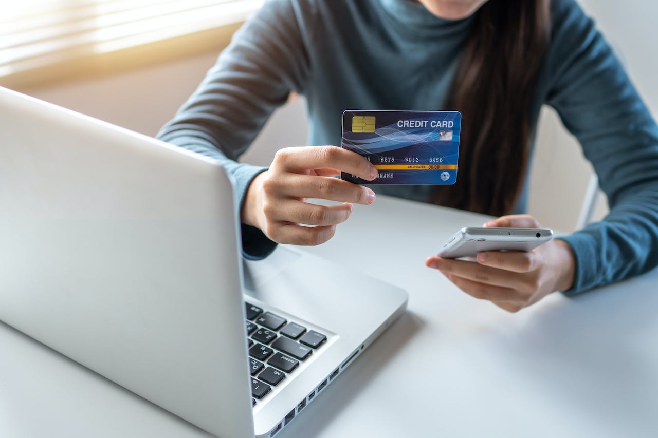 Embedded Payments in E-commerce